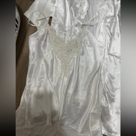 White night gown and robe - Picture 2 of 3